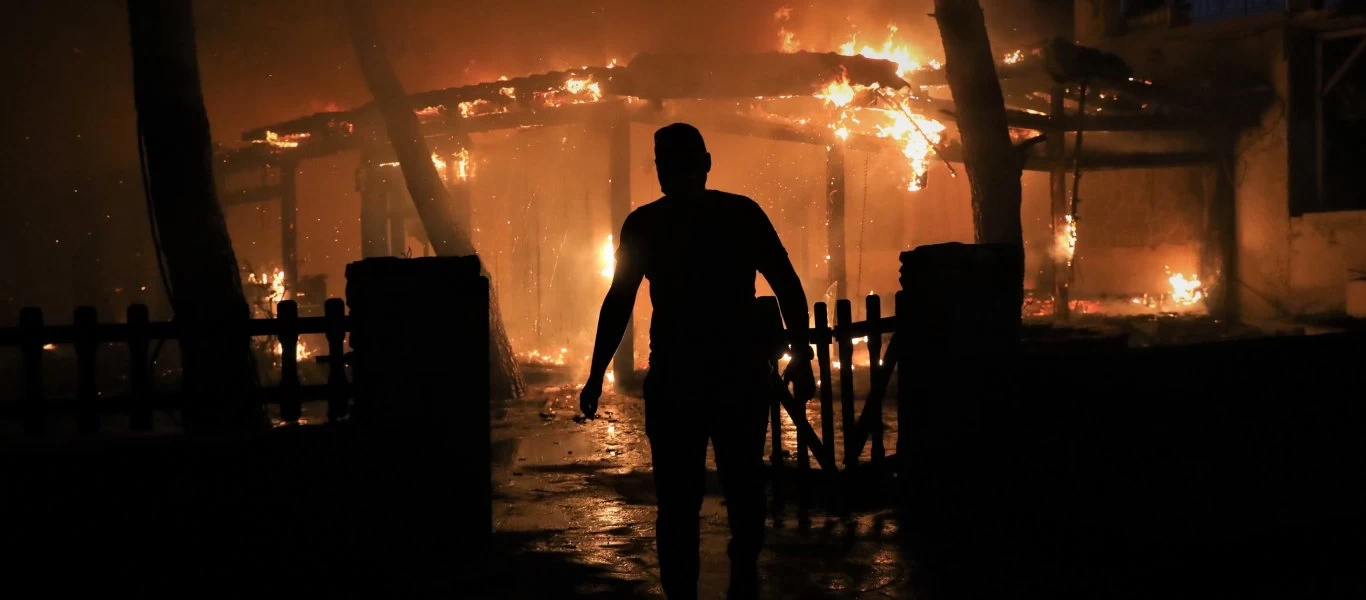 Εκκενώνεται από τον πληθυσμό του το Κρυονέρι με κυβερνητική εντολή - Αδυνατούν να συγκρατήσουν την φωτιά (βίντεο)